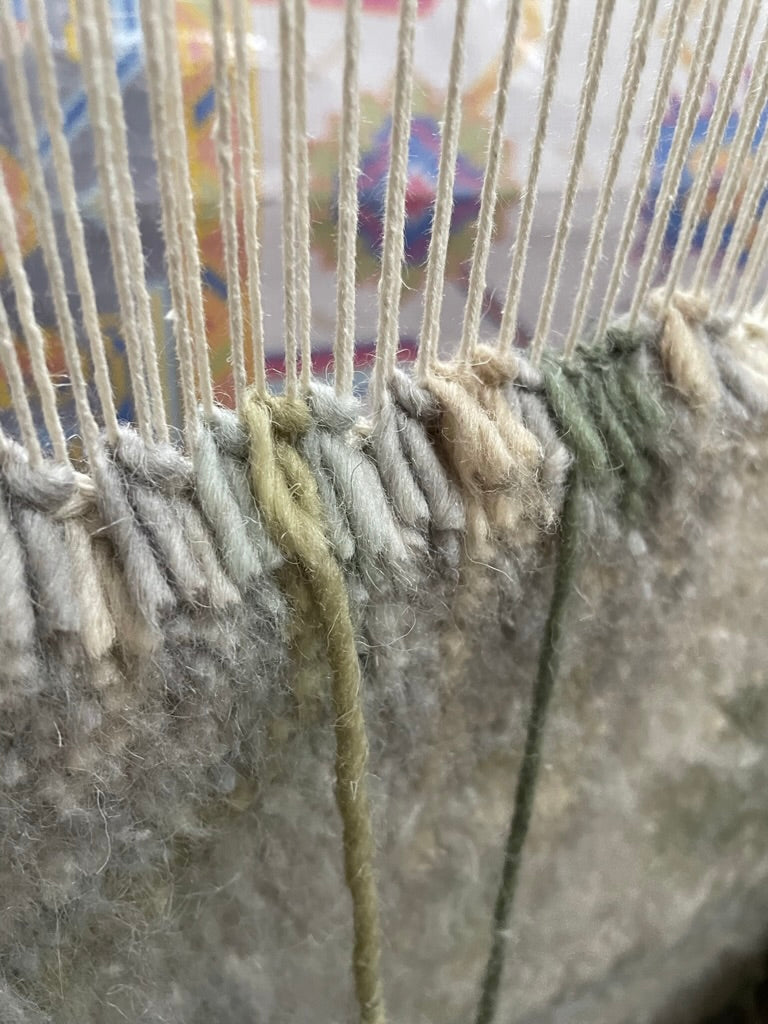 Knüpfen des Teppichs